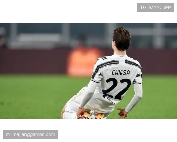 特写：39岁的基耶利尼在看台上为尤文青年队弟子激情指挥