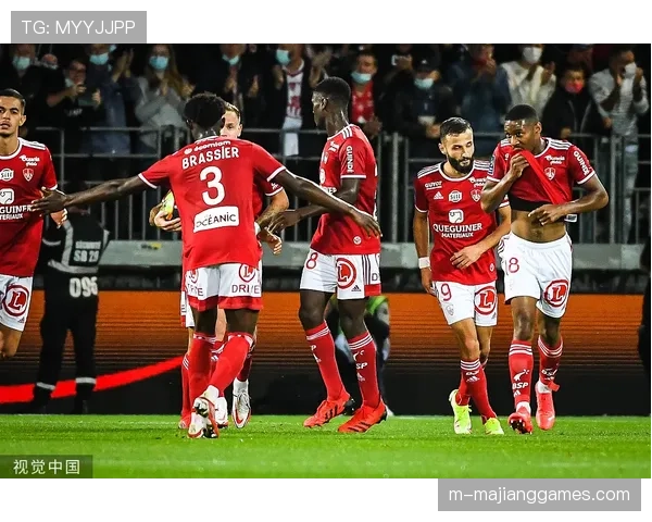 布雷斯特在赛前最后一练中,针对梅斯核心球员的跑动路线进行了专项防守演练 布雷斯特在赛前最后一练中,针对梅斯核心球员的跑动路线进行了专项防守演练